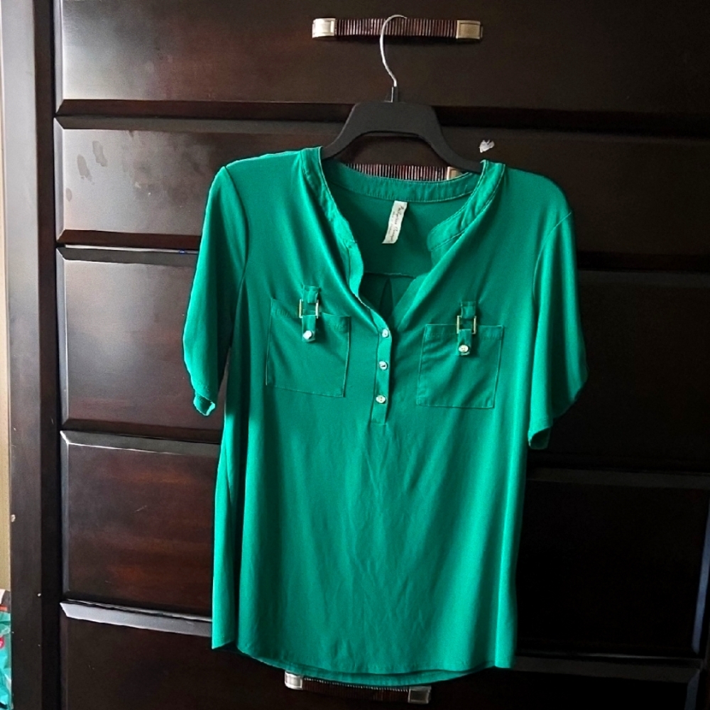 Chic Green Blouse Perfect for Any Occasion